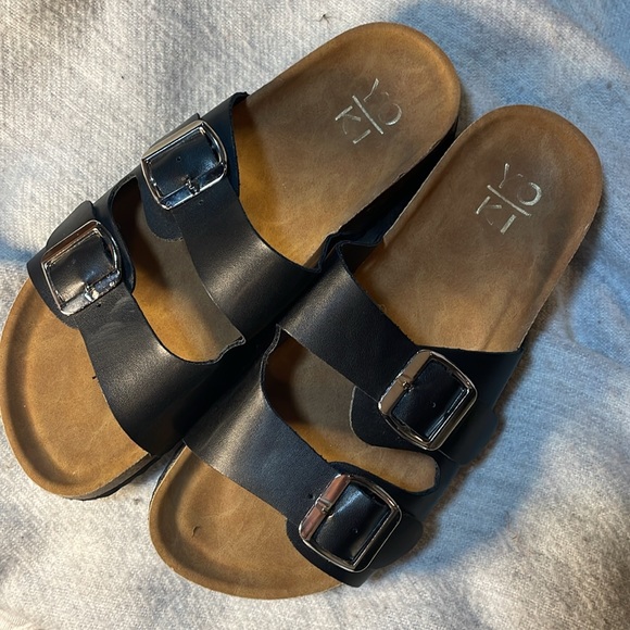 YOKI Slip On Leather Sandals , size 7 1/2 - Picture 4 of 7
